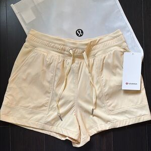 LULULEMON DANCE STUDIO HR SHORTS 3.5” in BUTTERCREAM SZ 6,8 NWT